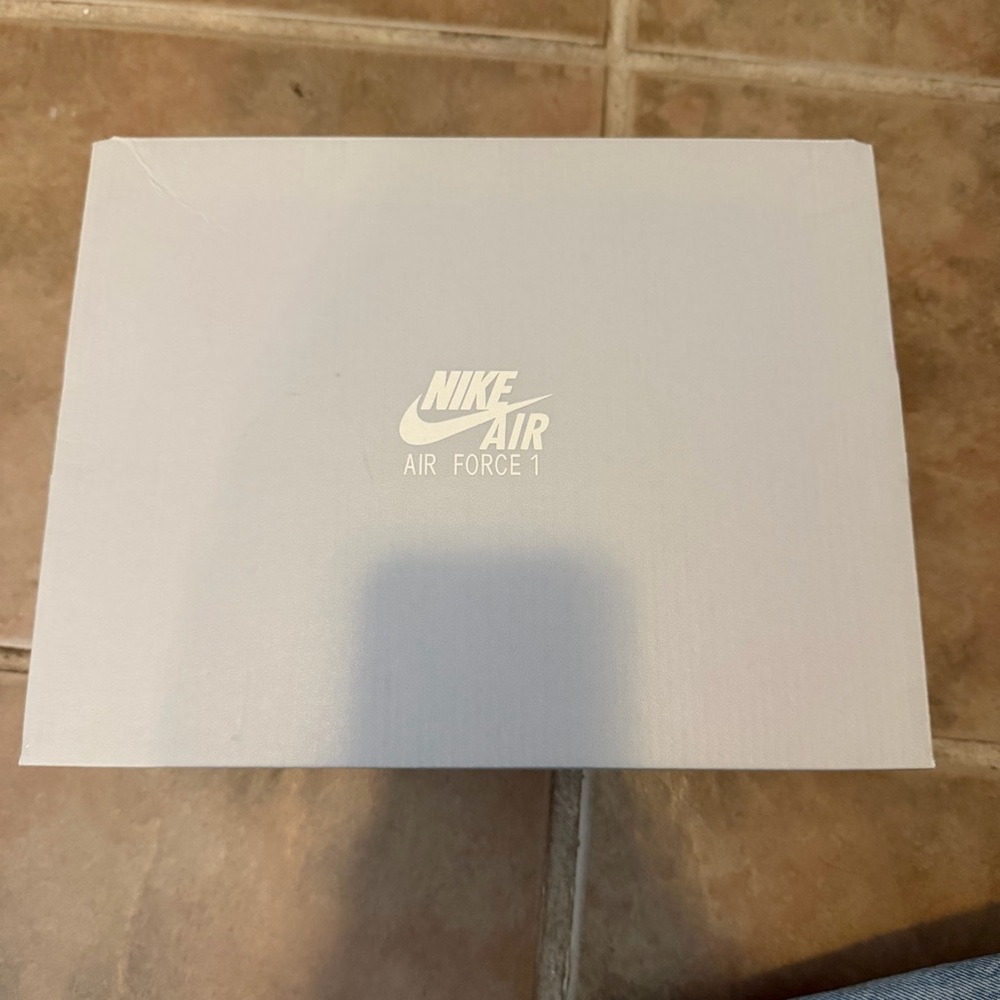 NEW IN BOX Nike Air Force 1 (GS) - White / Wolf Grey - Picture 6 of 6